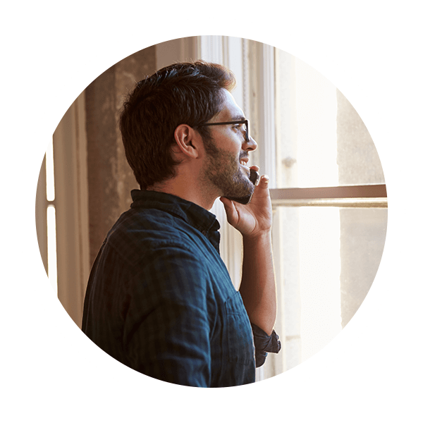 Ladenbesitzer telefonierend am Smartphone